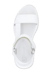 Sandale blanche avec un dessus en cuir texturé, un design de large lanière, une semelle confort et une semelle en caoutchouc avec un relief pour une meilleure adhérence.