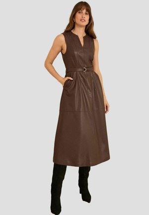 Rochie din piele ecologică maro fără mâneci, cu decolteu în V, talie accentuată cu un brâu și buzunare laterale, având un design cu fustă evazată.