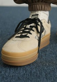 adidas Originals GAZELLE BOLD - Αθλητικά παπούτσια - cream white/core black/cream white