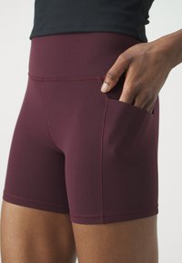 Athleta SALUTATION STASH SHORT - Tights - spiced cabernet