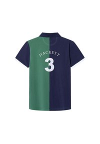 Polo tričko s rozděleným designem v tmavě zelené a námořnické modři, s bílým číslem "3" a výšivkou "HACKETT" na zadní straně. Krátké rukávy.
