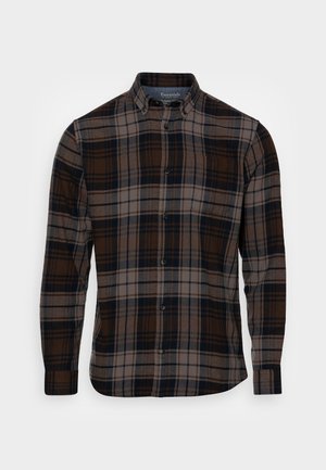 Chemise à manches longues boutonnée avec motif à carreaux marron, noir et gris et col boutonné, étalée à plat sur un fond blanc.