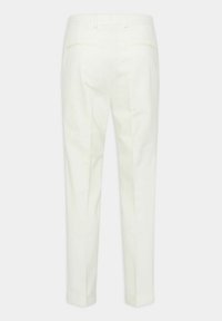Weiße maßgeschneiderte Hose mit glatter Textur, schmaler Passform, ausgestattet mit Gesäßtaschen und umgeschlagenen Säumen. Falten betonen das strukturierte Design.