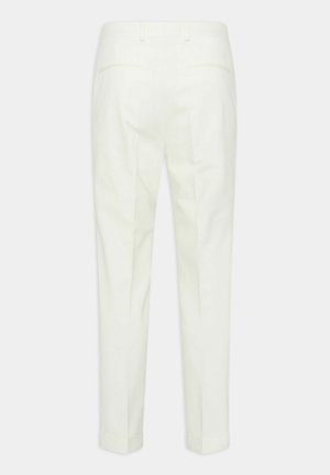 Pantaloni bianchi su misura con una texture liscia, slim fit, dotati di tasche posteriori e orli risvoltati. Le pieghe esaltano il design strutturato.