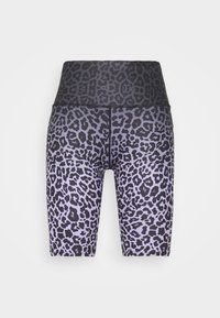 Szorty sportowe z wysokim stanem, sięgające do połowy uda, w czarno-fioletowy wzór w panterkę na jasnym, gładkim tle.