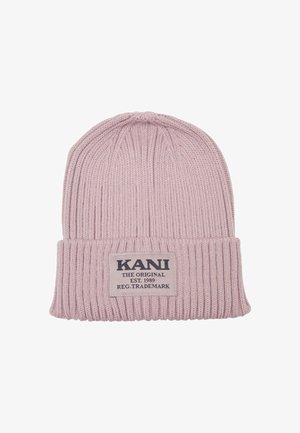 Roosa kudumüts ribakujundusega. Omab volditud ääreosa ja keskel on ristkülikukujuline põll, millel on must tekst ja logo.