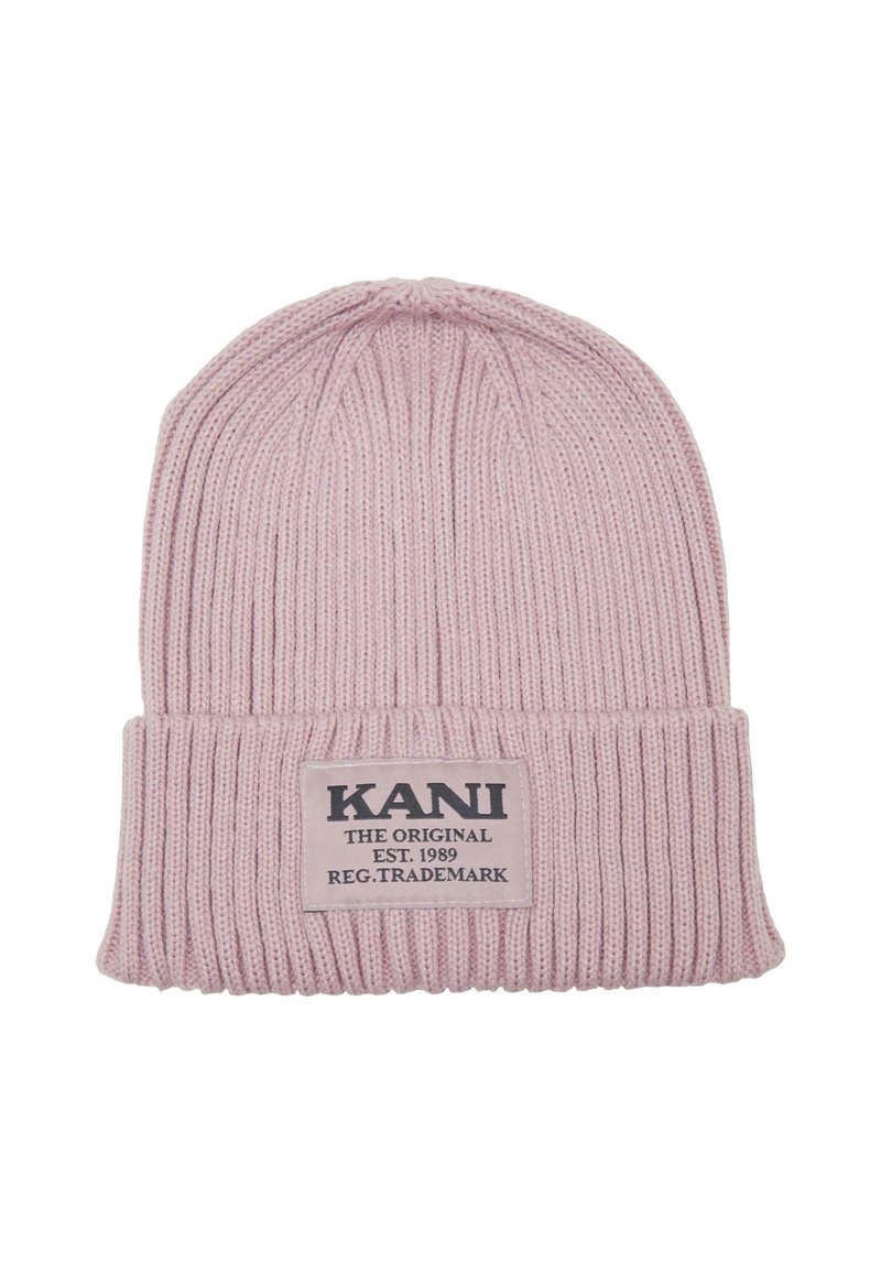 Rózsaszín kötött beanie sapka bordás mintázattal. Hajtott szegélye van, és a közepén egy téglalap alakú folt található fekete szöveggel és logóval.