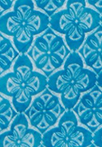 Tessuto turchese a motivi con un design floreale ripetuto e accenti azzurri. Texture liscia con forme geometriche e dettagli intricati.
