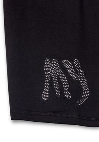 Tela negra con una sensación texturizada, que presenta acentos de rhinestones plateados que forman las letras "MY" en un estilo tipográfico cerca del borde inferior.