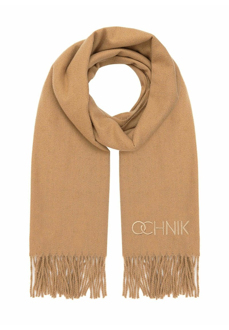 Beżowy dziany szalik z frędzlami. Wykonany z miękkiego materiału, charakteryzujący się subtelną teksturą oraz haftowanym logo blisko frędzli.