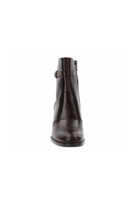 Bruine leren enkelboot met een gladde afwerking, zijrits en een decoratieve band met een ronde sluiting, voorzien van een ronde neus.