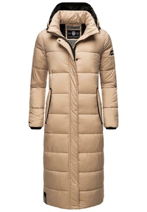 Beige gewatteerde lange jas met een gewatteerd ontwerp, voorzien van een capuchon, drukknopen aan de voorkant en ritszakken aan de zijkanten. Zwarte binnenvoering en accenten.