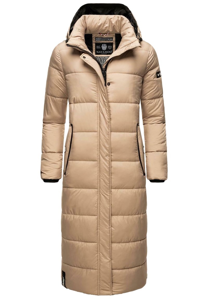 Beige gewatteerde lange jas met een gewatteerd ontwerp, voorzien van een capuchon, drukknopen aan de voorkant en ritszakken aan de zijkanten. Zwarte binnenvoering en accenten.