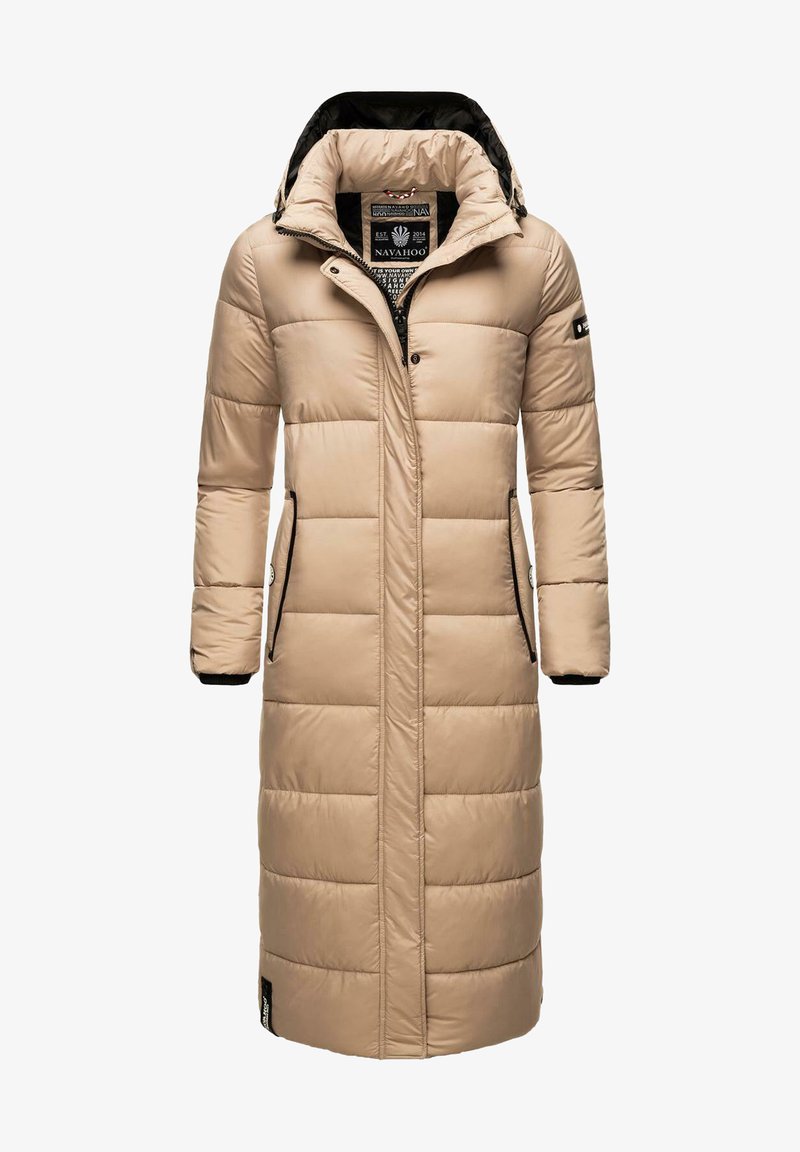 Beige gepolsteter langer Mantel mit einem gesteppten Design, ausgestattet mit einer Kapuze, einem vorderen Druckknopfverschluss und seitlichen Reißverschlusstaschen. Schwarze Innenseite und Akzente.