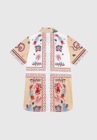 Chemise à manches courtes multicolore avec des motifs floraux et animaliers brodés, un fond beige et des bordures blanches.