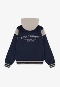 Felpa blu navy con cappuccio grigio, con testo bianco "ABERCROMBIE NEW YORK CITY EST. 1892" sul retro e polsini a righe a costine.