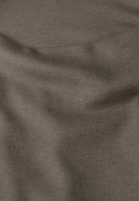 Ciemnobrązowy materiał o gładkiej fakturze i lekkim rozciągnięciu, z prążkowanym wzorem. Idealny do zastosowań odzieżowych.