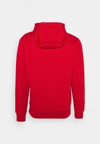 Rode sweatshirt met capuchon. Gladde textuur, geribbelde manchetten en een kangoeroezak. Eenvoudig ontwerp, zonder zichtbare logo's of patronen. Achteraanzicht.