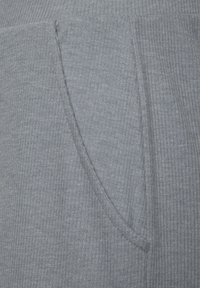 Graues geripptes Gewebe mit einer Seitentasche und Stichdetails, das eine strukturierte Oberfläche und ein sauberes, einfaches Design präsentiert.