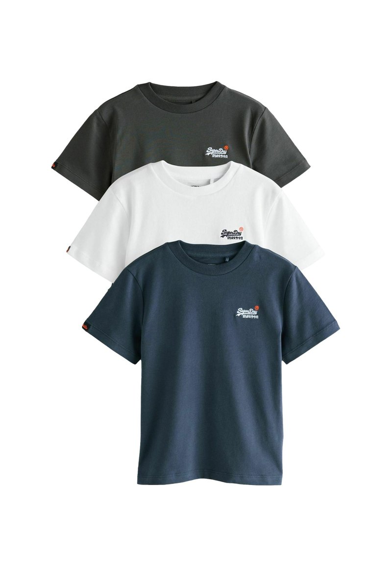 Tres camisetas de manga corta en algodón de color gris oscuro, blanco y azul marino, cada una con un pequeño logo en el pecho.