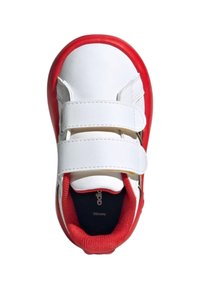 Białe i czerwone dziecięce sneakersy z dwoma paskami na rzepy oraz wyściełanym czerwonym kołnierzem, z logo Adidas i Disney wewnątrz.