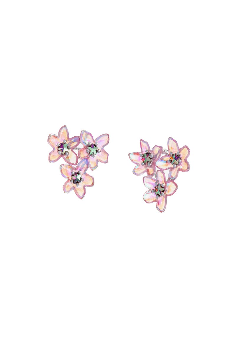 Orecchini floreali rosa con finitura iridescente, progettati come tre fiori stilizzati con accenti centrali di piccole gemme.
