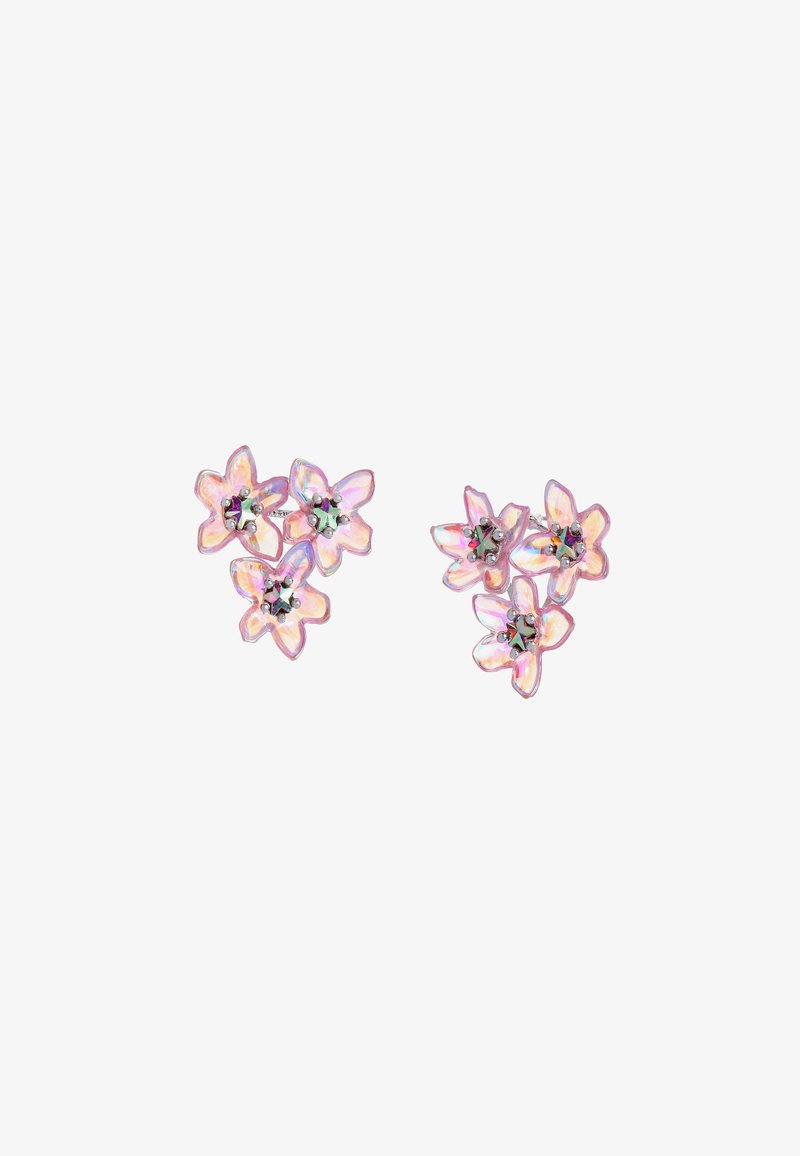 Orecchini floreali rosa con finitura iridescente, progettati come tre fiori stilizzati con accenti centrali di piccole gemme.