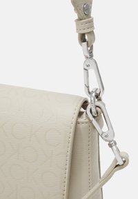 Calvin Klein MUST SHOULDER BAG MONO - Borsa a mano - stoney beige