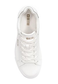 Białe syntetyczne sneakersy z zaokrąglonym czubkiem, sznurowanym przodem i teksturowaną podeszwą. Oferują branding "BIG STAR" w kolorze złotym na języku i boku.