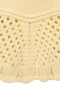 Maglione di cotone lavorato a maglia di un giallo pallido con coste orizzontali nella parte superiore e complessi motivi a diamante e a conchiglia all'orlo.