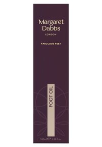 Huile pour pieds dans une boîte rectangulaire violette, avec un texte doré. L'étiquette indique "Margaret Dabbs London Fabulous Feet" avec une bande de couleur crème.