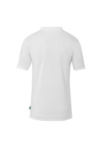 Witte polo shirt van gladde stof, korte mouwen en een klassieke kraag. Heeft een klein groen label aan de onderzijde. Eenvoudig ontwerp.