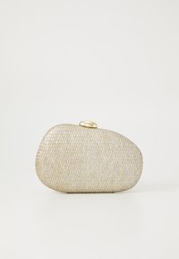 Clutch texturizado en metal dorado y plateado con forma redondeada y un cierre dorado liso. Presenta un diseño trenzado en toda su superficie.