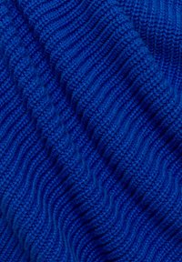 Blauwe gebreide stof met een gestructureerd golfpatroon, met verhoogde ribbels en een zachte afwerking. Geschikt voor verschillende textieltoepassingen.