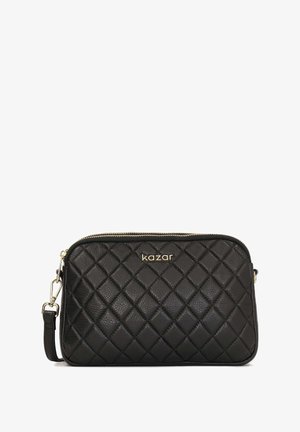 Bolso de cuero negro acolchado con herrajes dorados, que presenta un cierre de cremallera y una correa desmontable. Diseño rectangular compacto con una superficie texturizada.