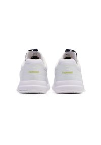 Baskets blanches avec une semelle en caoutchouc texturé, un dessus en mesh et en synthétique, avec un accent bleu et un logo vert à l'arrière.