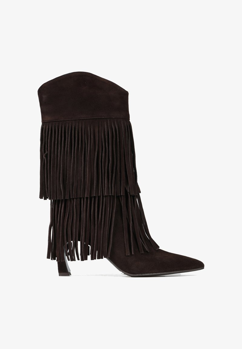 Brązowy zamszowy botek za kostkę z cienkim noskiem i wysokim obcasem w kształcie szpilki, z długimi frędzlami po bokach.