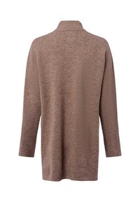 Brązowy sweter dzianinowy z wysokim kołnierzem, długimi rękawami, luźnym krojem i teksturowaną powierzchnią. Prosty wzór bez dodatkowych ozdób.