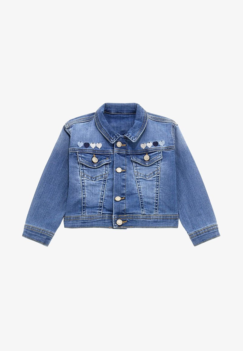 Veste en jean bleue avec fermeture par boutons, deux poches avant à rabat, et motifs de cœurs brodés dans différentes teintes de bleu sur la poitrine.