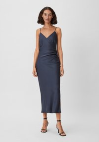 Navy satijnen slipdress met spaghettibandjes, V-hals en zijsplitsingen. De gladde textuur en het aansluitende ontwerp accentueren de silhouette.