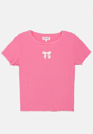 Roze geribbelde T-shirt met korte mouwen en een ronde halslijn, voorzien van een witte strikkenaccent in het midden en rafelige randen. Merk: Even&Odd.