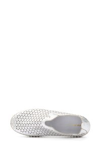 Scarpa bianca slip-on con design perforato. Punta rotonda, elastico laterale e suola testurizzata. Accenti metallici lungo i bordi. Interno liscio.