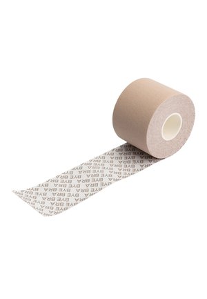 Nastro adesivo beige su un rotolo, con una superficie testurizzata. Il retro presenta una scritta di colore marrone chiaro ripetuta su uno sfondo bianco.