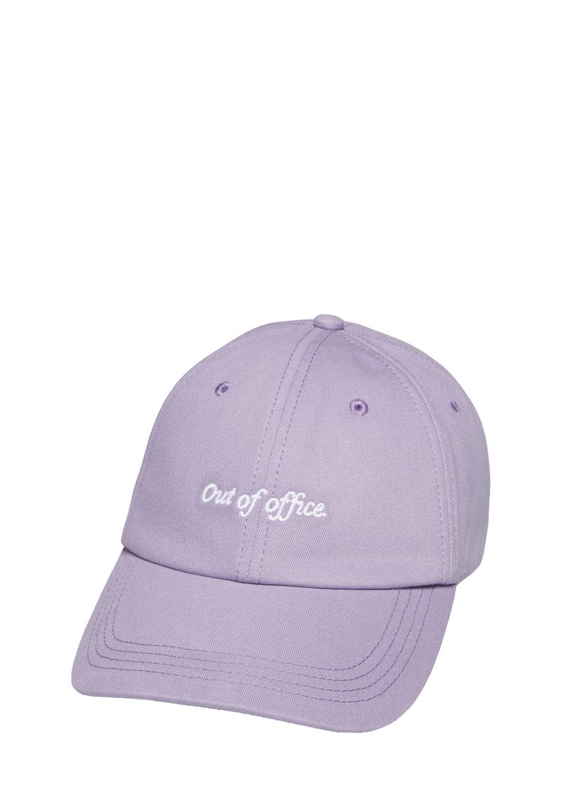 Liliowy bawełniany kapelusz z zakrzywionym daszkiem, z białym haftowanym napisem "Out of office" z przodu; sześciopanelowa konstrukcja z otworami wentylacyjnymi.