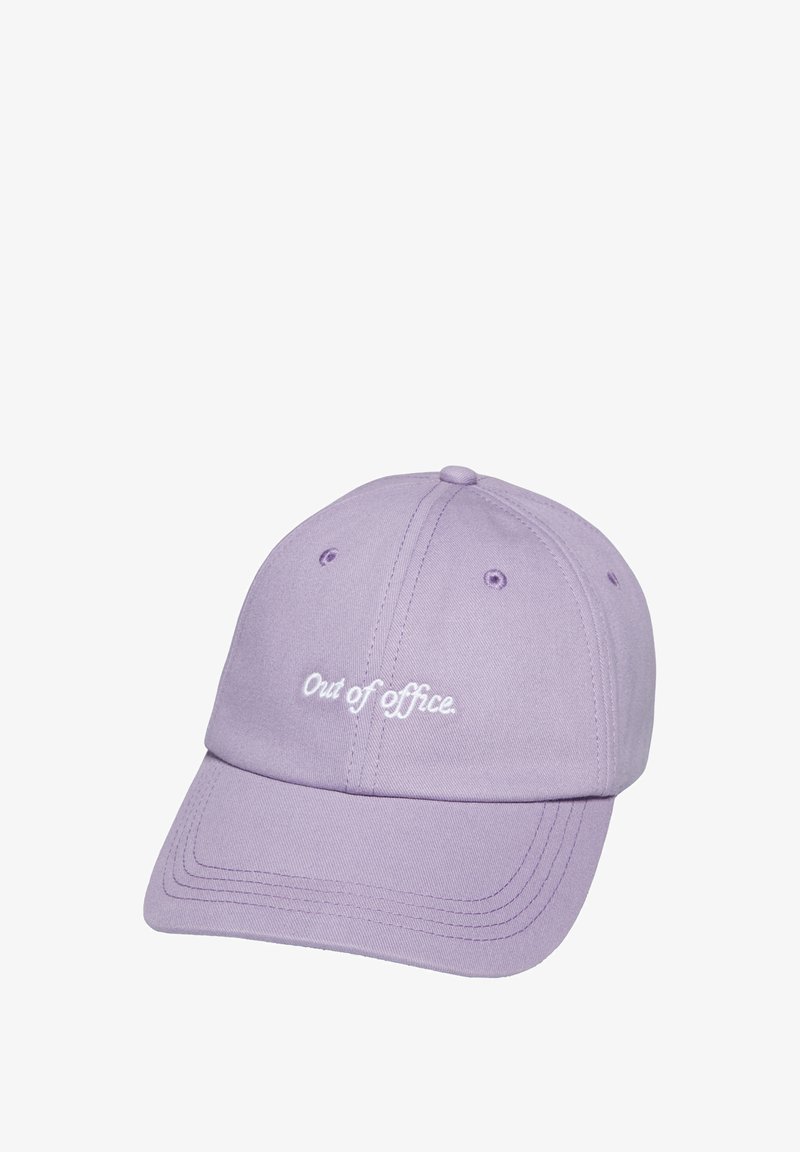 Liliowy bawełniany kapelusz z zakrzywionym daszkiem, z białym haftowanym napisem "Out of office" z przodu; sześciopanelowa konstrukcja z otworami wentylacyjnymi.