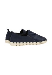Instap schoenen met een marineblauwe geweven bovenkant, gladde suède accenten en een contrasterende romige rubberen zool met een geribbelde textuur.