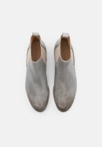 Zapatos deslizados de cuero gris con una superficie perforada, punta redondeada, paneles laterales elásticos y una pequeña lengüeta en el talón para un fácil uso.