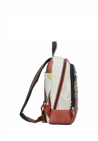 Sac à dos en cuir multicolore avec des motifs découpés, une fermeture éclair sur le côté et une chaîne décorative. Présente des accents brun et crème.