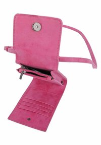 Růžová semišová kabelka přes rameno otevřená, aby ukázala sloty na karty, zipovou kapsu na mince a magnetické uzavírání s nastavitelným popruhem.