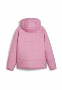 Rosa puffjakke med hætte, der har vandret syning, glat tekstur og en let forlænget bagkant.